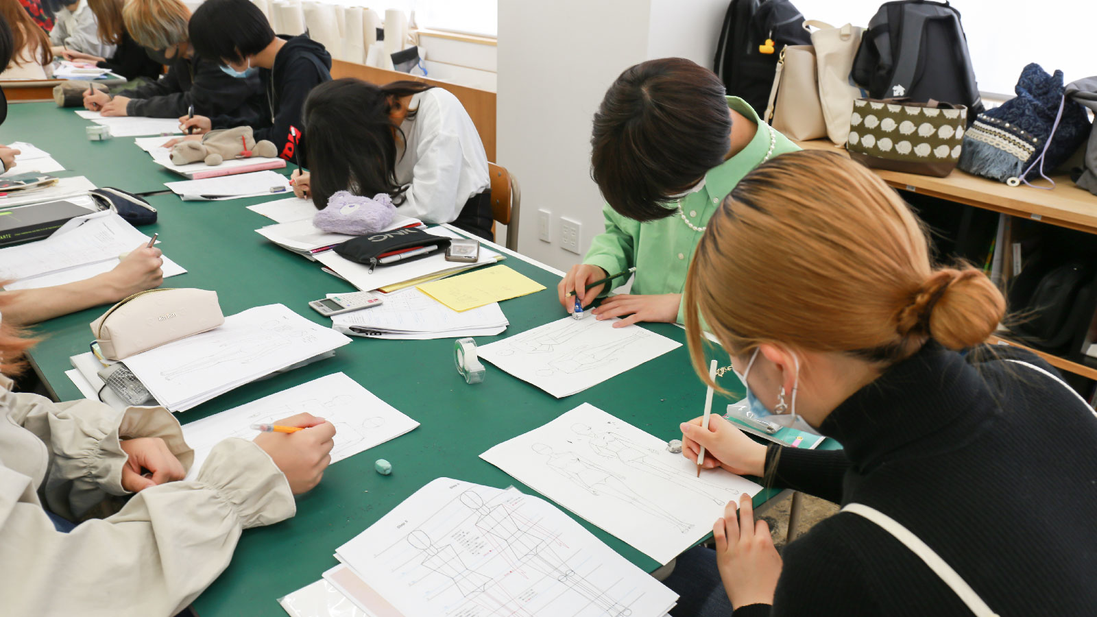 ファッションイラストレーター水野さんの特別講義が行われました！