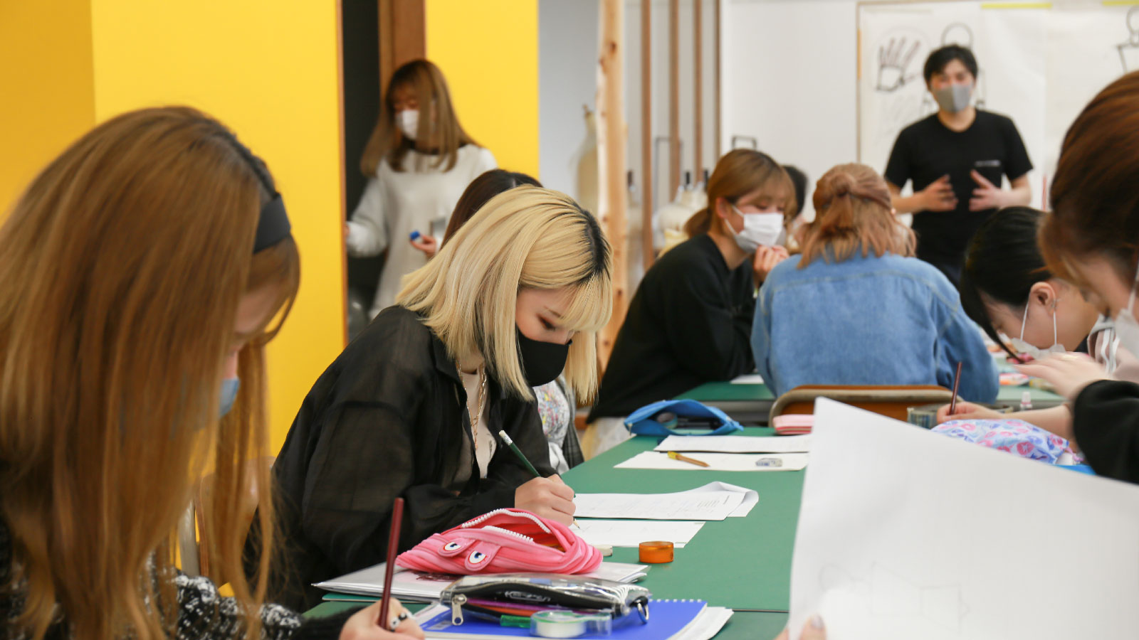 ファッションイラストレーター水野さんの特別講義が行われました！