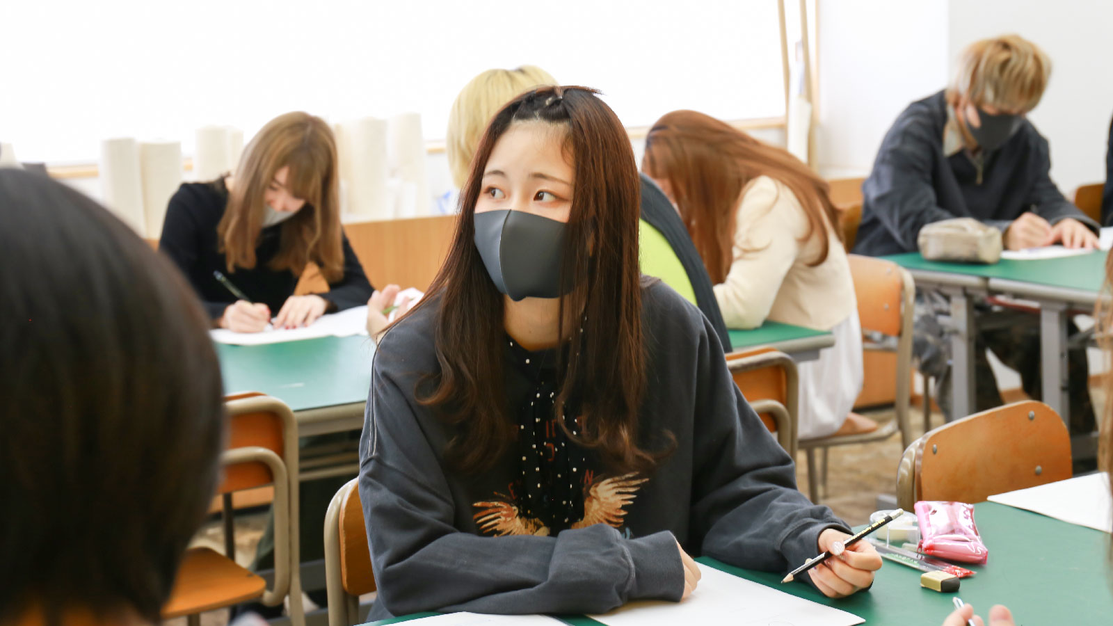 ファッションイラストレーター水野さんの特別講義が行われました！